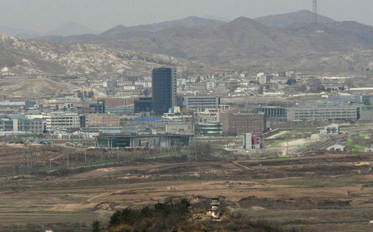 Fælles. I marts trak Nordkorea alle sine medarbejdere ud fra industrizonen Kaesong, der er en fælles industrizone mellem Nord- og Sydkorea.. 