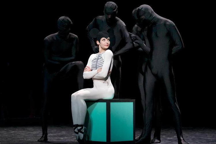 Dansemus. Det er sjovt, når Femke Mølbach Slot leger kispus med dødens spøjse skygger, men ikke vildt nyskabende. 