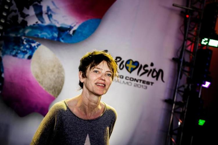Veteran. Det er tredje gang, den 55-årige sangskriver og tidligere forsanger i bandet Miss B. Haven, Lise Cabble, har en sang med i Det Internationale Melodi Grand Prix. I alt har hun deltaget med 12 sange ved Det Danske Melodi Grand Prix, første gang i 1995 med 'Fra Mols til Skagen'. 