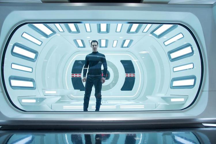 Vidunderlig. Benedict Cumberbatch er fremragende som skurken Khan, der er den mest spændende nyskabelse i den nye omgang rumintriger på 'USS Enterprise'. 