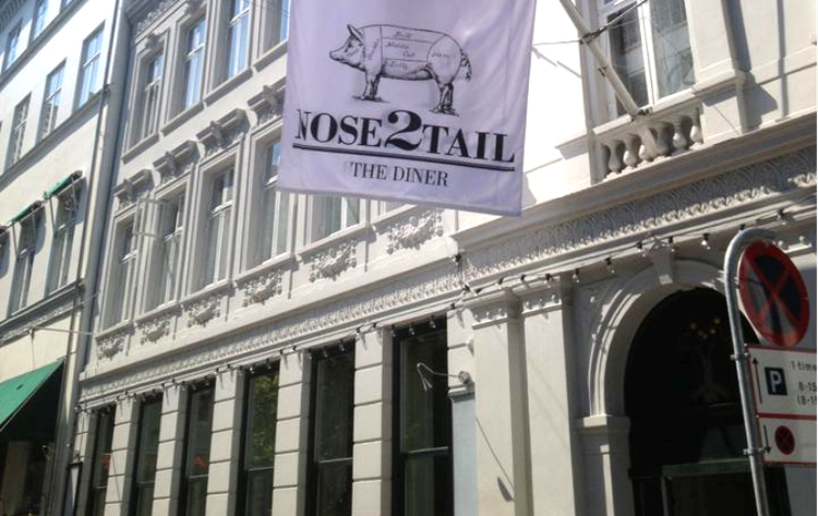 Amerikansk. på den nye restaurant Nose2Tail The Diner kan man både bestiller burgere, sodafloats og hård rock. 