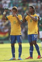 sammenligninger. Det nye talent, Neymar (tv) og den garvede veteran, Ronaldinho (th) optrådte i april sammen på det brasilianske landshold. 
