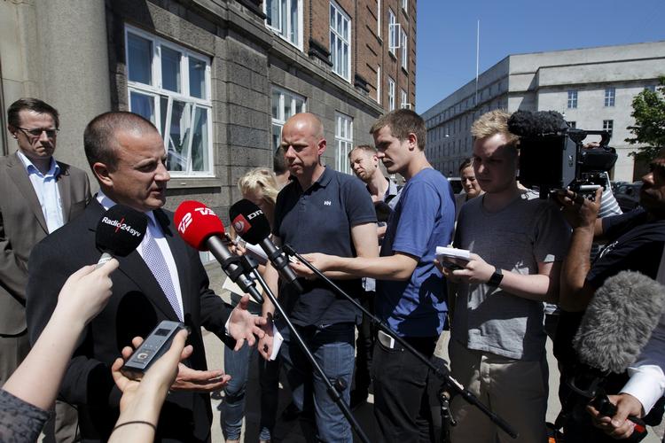 Skandale. Pressemøde hos Rigspolitiet om hackersagen. Rigspolitichef Jens Henrik Højbjerg, PET-chef Jakob Scharf og Københavns Politidirektør Thorkild Fogde forklarer, hvordan borgerne skal forholde sig og hvordan politiet efterforsker sagen. 