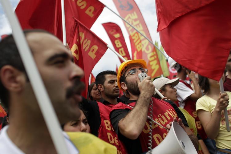 DEMONSTRATION. Optøjerne og protesterne fortsætter i Tyrkiet, og i dag er en politibetjent meldt død i byen Adana i den sydlige del af landet, efter at han var styrtet ned fra en bro. (arkiv) 