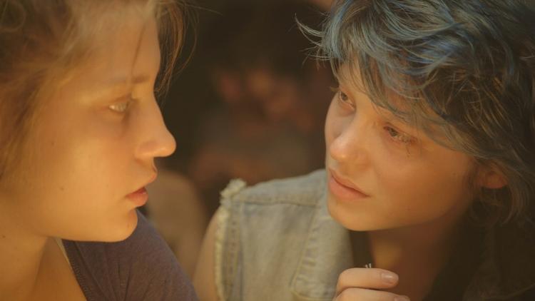 Adele. 19-årige Adele Adele Exarchopoulos (tv) og 27-årige Lea Seydoux spiller hovedrollerne i filmen. Seydoux har i øvrigt slået fast, at sexscenerne er simulerede, og at der bliver brugt »proteser«. 