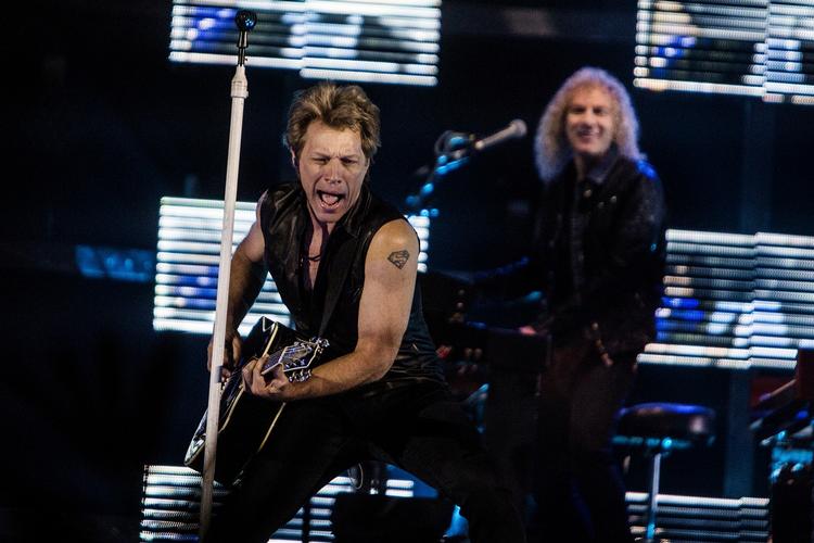 POWER. Arbejdsmanden Bon Jovi gav den fuld spade på scenen i Parken. 