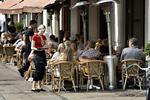 Service. De fleste cafebesøg afvikles til kundernes tilfredshed, men 42 procent af alle danskere har oplevet at føle sig skidt behandlet af tjenerne på landets cafeer. 