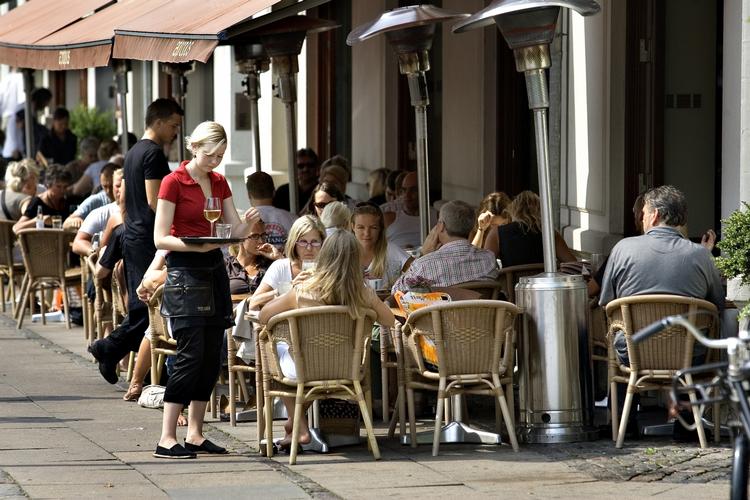 Service. De fleste cafebesøg afvikles til kundernes tilfredshed, men 42 procent af alle danskere har oplevet at føle sig skidt behandlet af tjenerne på landets cafeer. 
