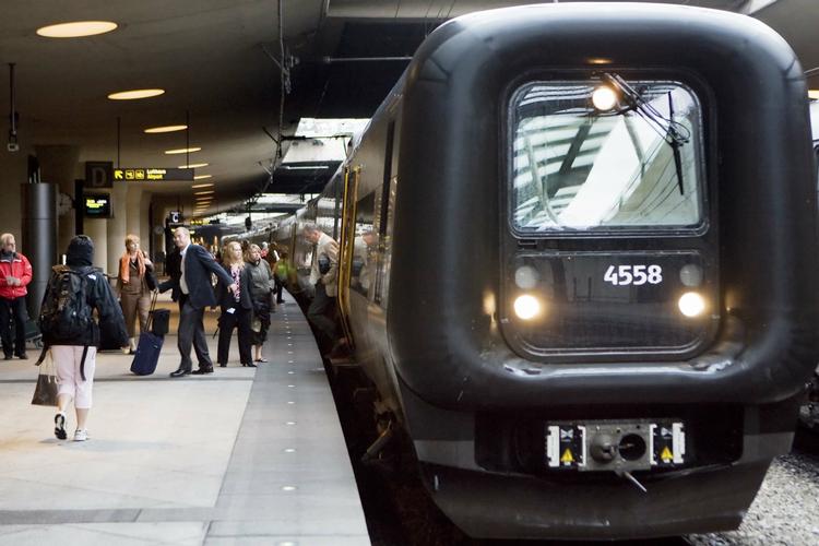 BESPARELSER. DSB oplyser i et internt brev til de ansatte på Kystbanen, at der skal spares på togførere og afgange. (arkiv) 