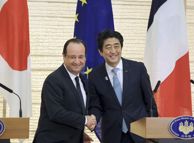 UPS. Smilende hos François Hollande var ikke lige så store som her, efter han havde holdt pressemøde i Japan. 