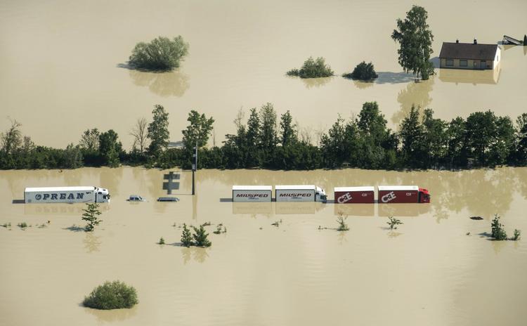 Vandmasser. Donau-floden er 2.850 km lang og er den næstlængste i Europa. Enorme regnskyld har forårsaget af floden er gået langt over dens breder og flere europæere har måttet forlade deres hjem. 
