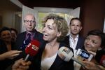 Børne- og undervisningsminister Christine Antorini præsenterer aftale med Alex Ahrendtsen fra Dansk Folkeparti (til venstre) og Kristian Jensen og Karen Ellemann fra Venstre bag sig. 