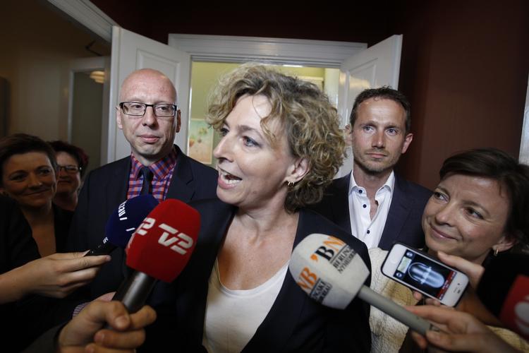 Børne- og undervisningsminister Christine Antorini præsenterer aftale med Alex Ahrendtsen fra Dansk Folkeparti (til venstre) og Kristian Jensen og Karen Ellemann fra Venstre bag sig. 