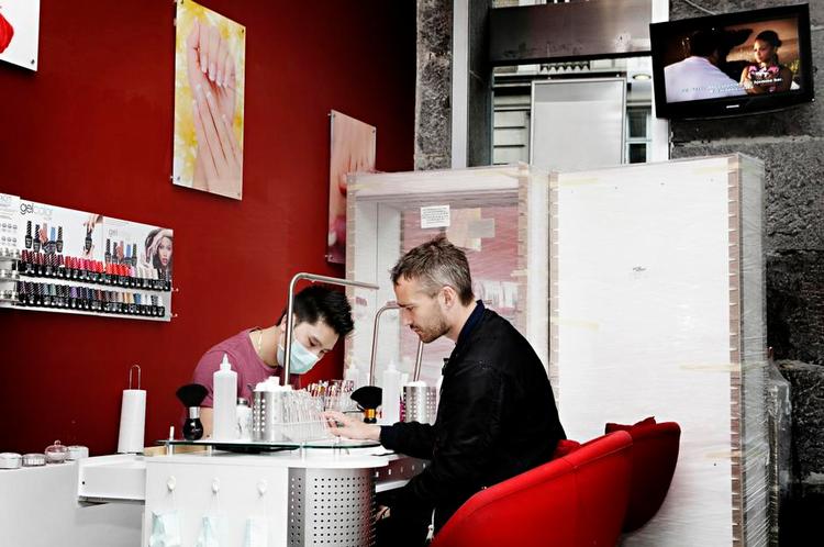 BELASTNING. Musikeren Rasmus Walter får lavet manicure en gang om ugen på sin pegefinger, som han ellers ville overbelaste, når han spiller guitar.. 
