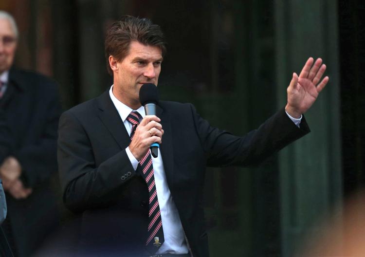 TAK. Iført noget for Michael Laudrup så usædvanligt som et slips takkede Swansea-manageren klubbens fans for støtten, da holdet vendte hjem til Wales efter sejren på Wembley. 