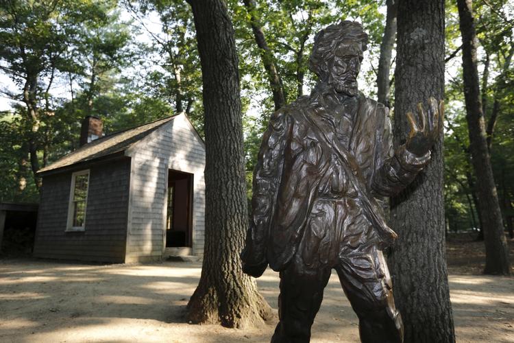 Fred. Statue af Henry David Thoreau ved Waldon Pond. 