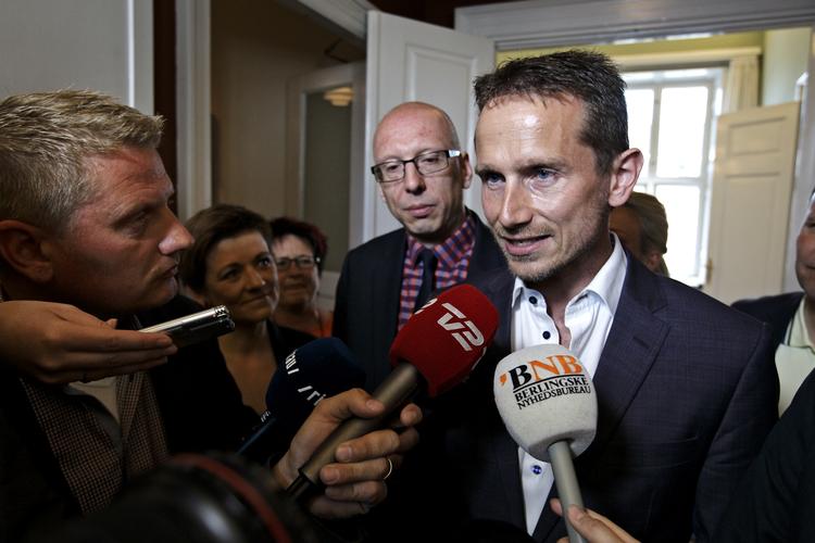Skoleforhandlinger. De konservative skal tilslutte sig skoleforliget, hvis de vil med i en kommende ny regering ved Venstre, fastslår Kristian Jensen (V) 