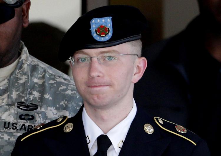 Skandale. Bradley Manning uden for retten i Fort Meade. 