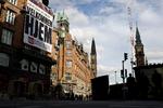 Da det stod klart, at kaptajn Eddy Lopez og styrmand Søren Lyngbjørn var blevet frigivet af piraterne, hejste Ekstra Bladet denne hilsen ned over facaden på avisens kontorer på Rådhuspladsen. 