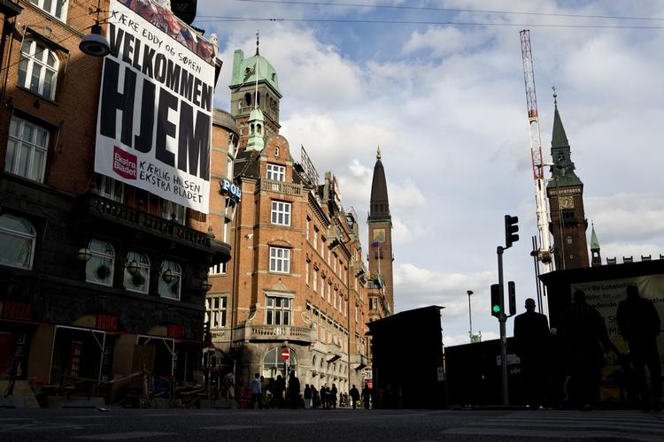 Da det stod klart, at kaptajn Eddy Lopez og styrmand Søren Lyngbjørn var blevet frigivet af piraterne, hejste Ekstra Bladet denne hilsen ned over facaden på avisens kontorer på Rådhuspladsen. 