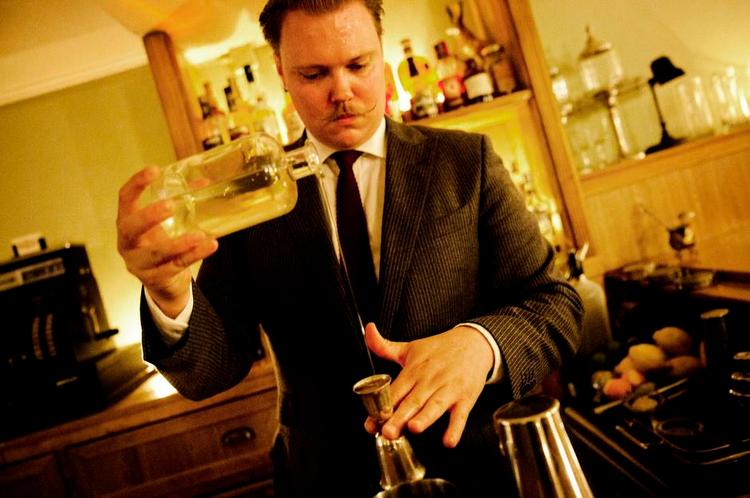 God stil. Der er ikke noget drinkskort på Ourselves Alone, til gengæld er der gode drinks, god stil og gode manerer. 