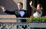 Bryllup. Christopher O'Neill og prinsesse  Madeleine vinkede til stockholmerne fra balkonen på Grand Hotel i dag. 