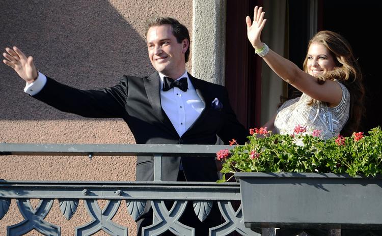 Bryllup. Christopher O'Neill og prinsesse  Madeleine vinkede til stockholmerne fra balkonen på Grand Hotel i dag. 