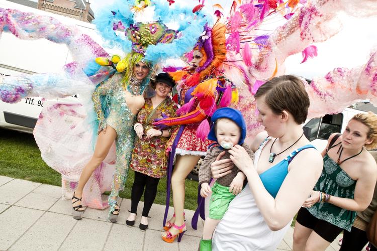 Pride. »Der er nok stadigvæk en del mennesker, som mener, at enhver har ret til at dyrke sin seksualitet i fred, men ikke nødvendigvis behøver at tvangsindlægge en hel by som publikum«, skriver Jyllands-Posten på lederplads efter Aarhus Pride. Det er faldet LGBT Danmark for brystet. 