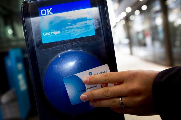 Upopulært. Det meget omdiskuterede rejsekort møder kritik fra både borgere og politikere. 