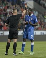 Ud. Det var første gang i 21 A-landskampe, Balotelli fik rødt kort. Han har tidligere fået marchordre i en U21-landskamp. 