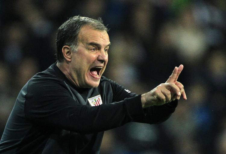 Fodboldprofessor. Bielsa bruger bl.a. også video og computersoftware til at analysere sine spilleres færdigheder. 