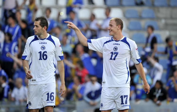 5-0. Senad Luli? (tv) scorede til 1-0 kort efter pausen - og så begyndte endnu et bosnisk målshow. Tidligere i kvalifikationen er det blevet til sejre på 8-1, 4-1, 3-0 og 3-1. 