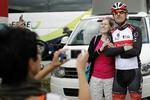 Smil. Fabian Cancellara varmede op til prologen ved at lade sig fotografere med fans. 