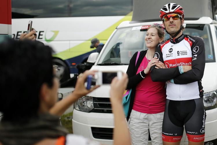 Smil. Fabian Cancellara varmede op til prologen ved at lade sig fotografere med fans. 