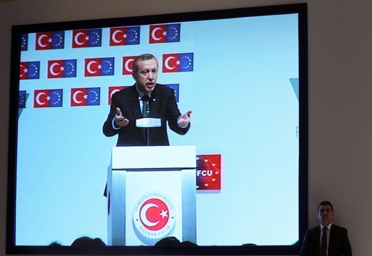 Tyrkiet. Premierminister Erdogan står fast på at valg ikke bliver fremskudt. 