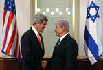 Mægler. John Kerry ses her sammen med Benjamin Netanyahu tidligere på året. 