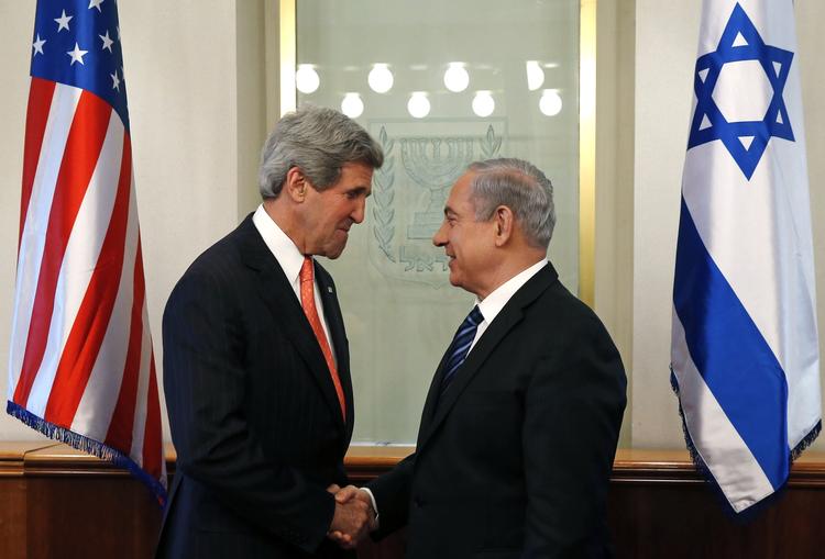 Mægler. John Kerry ses her sammen med Benjamin Netanyahu tidligere på året. 