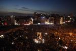 Protest. Ifølge medier bruger politiet tåregas mod de mange demonstranter på central plads i Ankara. Dette foto viser dog demonstranter, der her til aften er forsamlet på Taksim-pladsen i Istanbul. 