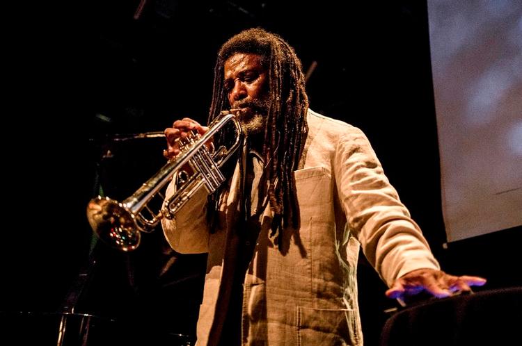 langtrukkent. Wadada Leo Smith kunne ikke helt leve op til sin Pulitzerprisnominering ved koncerten i Jazzhouse, hvor hans 40 minutter lange soloperformance i første sæt tangerede det kedelige. 