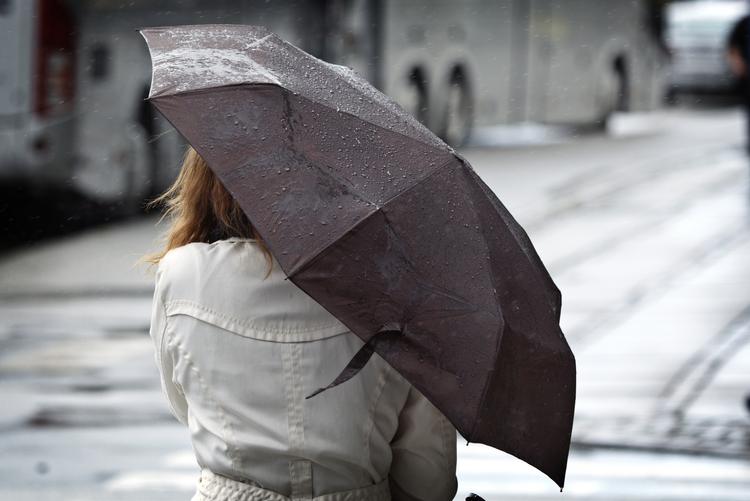 Regn. Der er regn på vej til de danske egne. Natten til torsdag forventes det vådere vejr at drive over landet. 