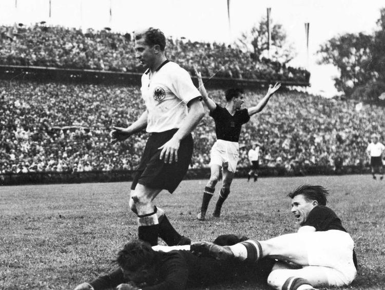 Offside. Den store ungarske fodboldstjerne Ferenc Puskás (liggende til højre) kysser på den smukke mor i Péter Esterházys roman. 