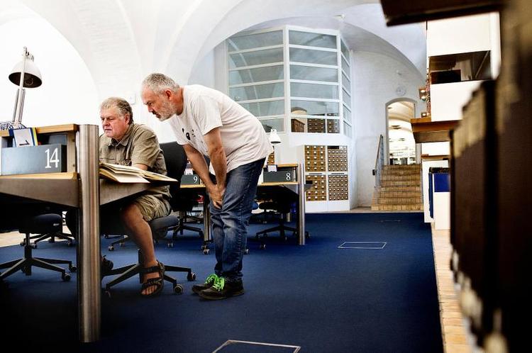 EDIT-A-THON. Ole Palnatoke Andersen (t.h.) sammen med Villy Fink Isaksen, ved lørdagens edit-a-thon, hvor dansk Wikipedia inviterede forskere indenfor for at højne kvaliteten. 