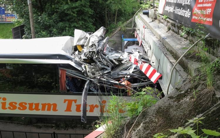 Ulykke. En bus med danske elever stødte i dag ind i en bro ved München. 