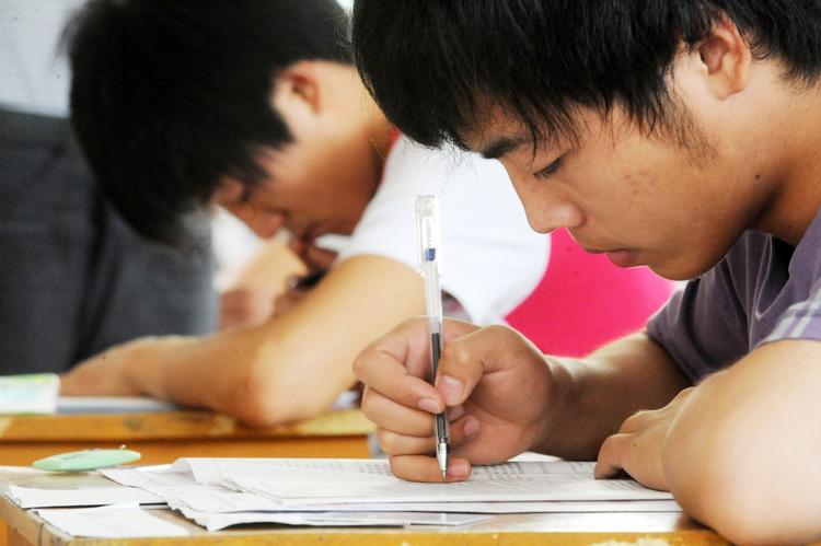 Eksamen. Gaokao spiller en altafgørende rolle for, hvor de kinesiske studenter kan fortsætte uddannelsen. 