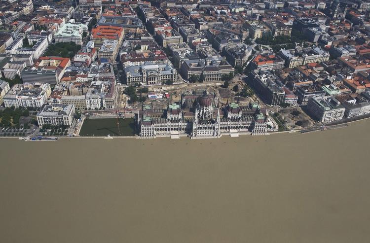 Anspændt. Vandstanden i den historiske hovedstad på Donaus breder forventes i nat at nå tæt på de ni meter, hvilket er rekord-højt. Myndighederne fortæller, at de næste dage bliver afgørende. 