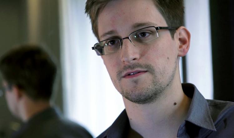 LÆKAGE. Kilden til en stribe lækager om overvågning, 29-årige Edward Snowden, tager i dag hul på sin første dag som en af verdens mest eftersøgte mænd. 