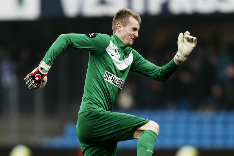 skifte. Den finske landsholdsmålmand Lukas Hradecky rykker sandsynligvis fra Esbjerg til Brøndby. 
