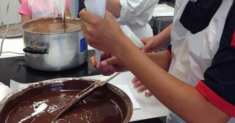 Smag. Skal det være lys, mørk, hvid eller blandet? Der bliver kreeret slikkepinde og chokolademedaljer hos Kring Chokolade i Middelfart. 