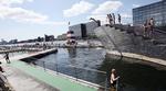 Udspring. Omgivet af høje huse og kobberspir kan man bade i de to svømmebassiner eller lave en bombe i udspringbassinet fra tre- eller fem-metertårnet på Islands Brygge. 