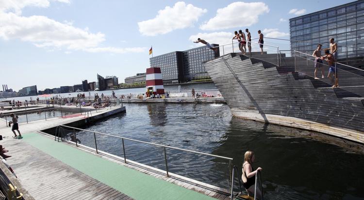 Udspring. Omgivet af høje huse og kobberspir kan man bade i de to svømmebassiner eller lave en bombe i udspringbassinet fra tre- eller fem-metertårnet på Islands Brygge. 